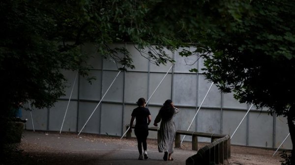 Huge steel fences erected to stop ticketless fans from watching Oasis concert 